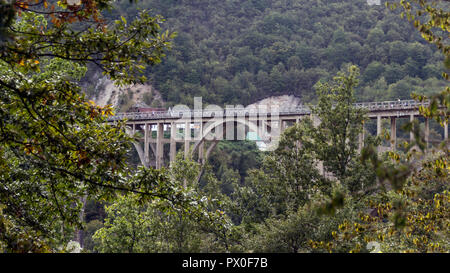 Parc national de Durmitor, Monténégro - Djurdjevica Tara, pont en arc en béton (1937) enjambant la rivière Tara Canyon Banque D'Images