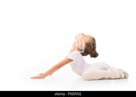 Vue latérale du petit enfant de faire des exercices de gymnastique isolé sur fond blanc Banque D'Images