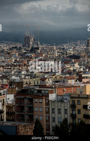 Vue générale de la ville de Barcelone avec la Sagrada Familia qui apparaissent entre les bâtiments. Banque D'Images