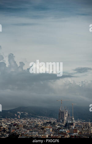 Vue générale de la ville de Barcelone avec la Sagrada Familia qui apparaissent entre les bâtiments. Banque D'Images