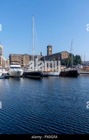 St Katherine's Dock de Londres. Ciel bleu profond et reflets dans l'eau qui provient de la Tamise. À proximité de Tower Bridge il est populaire auprès des touristes. Banque D'Images