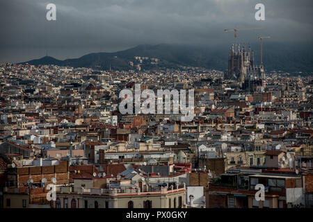 Vue générale de la ville de Barcelone avec la Sagrada Familia qui apparaissent entre les bâtiments. Banque D'Images