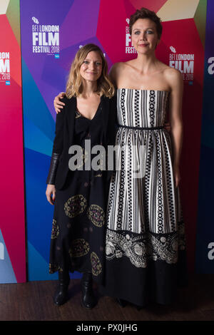 Sara Colangelo, Réalisateur/Scénariste (à gauche) et Maggie Gyllenhaal arrivent à un examen préalable de l'enseignant de maternelle à Picturehouse, Central London pour la 62e session de BFI London Film Festival. Banque D'Images