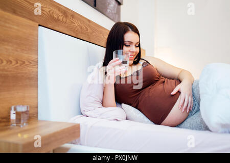 Femme enceinte rester hydraté Banque D'Images