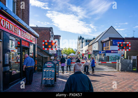 Passage en centre-ville, avec des barrières de sécurité vers le bas et les feux rouges à Poole, Dorset, UK, le 18 octobre 2018 Banque D'Images