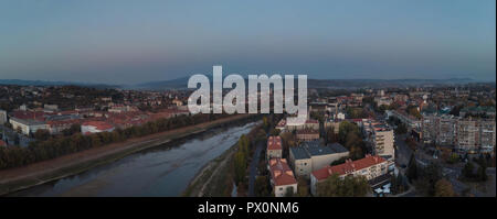 Drone vue aérienne sur la zone résidentielle dans l'Uzh river Zakarpattya Ukraine Uzhgorod Banque D'Images