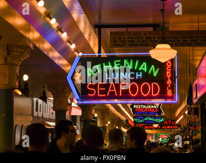 SEATTLE, Washington State, USA - Juin 2018 : néon lumineux insider Pike Place Market à Seattle city center. Banque D'Images