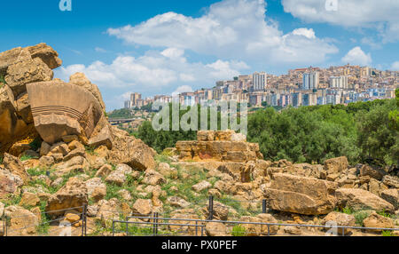 Vue panoramique d'Agrigente ville vus de la Vallée des Temples. La Sicile, le sud de l'Italie. Banque D'Images