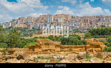 Vue panoramique d'Agrigente ville vus de la Vallée des Temples. La Sicile, le sud de l'Italie. Banque D'Images