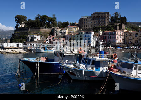 La vieille ville de Sorrento de descendre dans le port de pêche de Marina Grande à Sorrento, une petite ville de Campanie, Italie. Banque D'Images