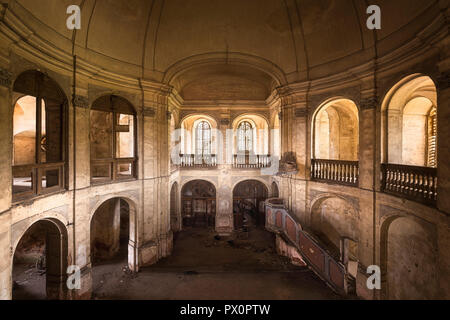 Vue intérieure d'une église abandonnée en Pologne. Banque D'Images