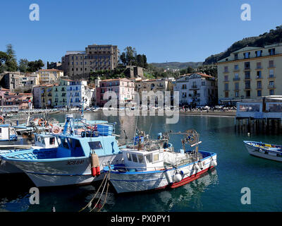 La vieille ville de Sorrento de descendre dans le port de pêche de Marina Grande à Sorrento, une petite ville de Campanie, Italie. Banque D'Images