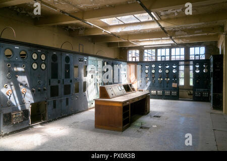 Vue intérieure d'une salle de contrôle en vue de l'intérieur d'un complexe industriel en Belgique. Banque D'Images