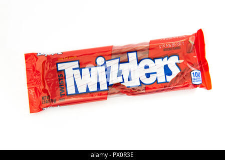 Twizzlers fraise réglisse bonbons réglisse ou dans un emballage en plastique isolé sur un fond blanc. Banque D'Images