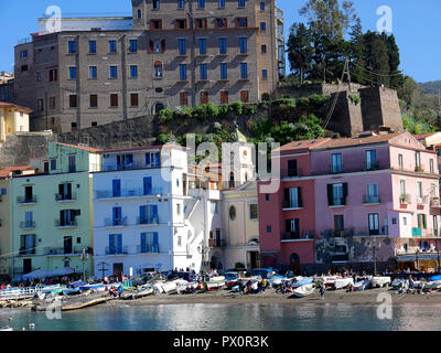 La vieille ville de Sorrento de descendre dans le port de pêche de Marina Grande à Sorrento, une petite ville de Campanie, Italie. Banque D'Images