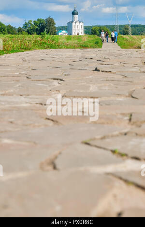 Bogolubovo, Russie - le 29 août 2009 : route à l'église de l'Intercession sur la Nerl. Inscrit au patrimoine mondial de l'UNESCO. La Russie Banque D'Images