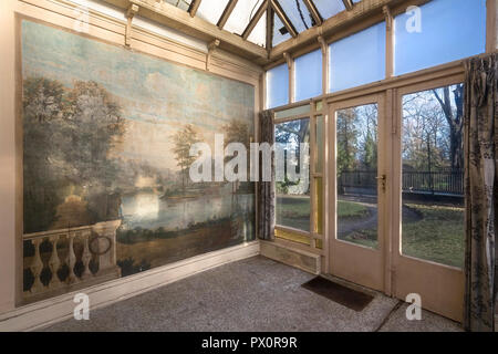 Vue intérieure d'une salle pleine de fenêtres et un beau dessin dans une villa abandonnée en Belgique. Banque D'Images