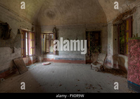 Vue intérieure d'une chambre dans une villa abandonnée en Belgique. Banque D'Images