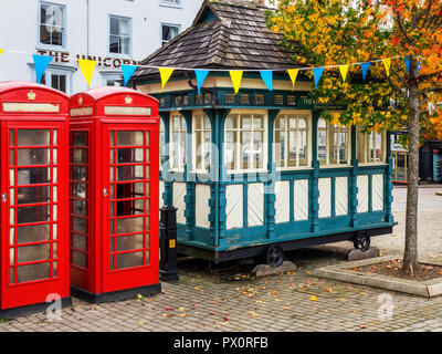 Old Red phone boxes et les gardiens le transport dans le marché à Ripon Yorkshire Angleterre Banque D'Images