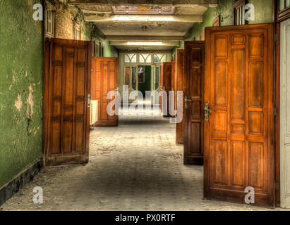 Vue de l'intérieur avec de belles portes en bois dans une piscine abandonnée en Belgique. Banque D'Images