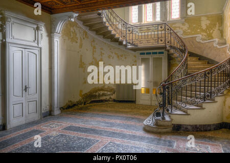 Vue intérieure avec un escalier dans la Villa Margherita, abandonnés, en Italie. Banque D'Images