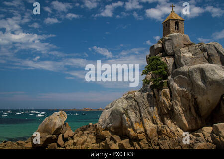 Chapelle sur les rochers, Port-Blanc, Bretagne, France Banque D'Images