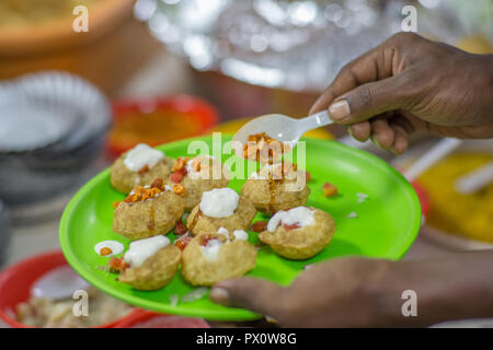 Snack traditionnel indien, pani puri, sur une assiette. Banque D'Images