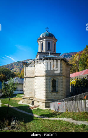 Monastère de Cozia Stanisoara dans le parc national. En automne, Cozia Carpates, Roumanie. Banque D'Images