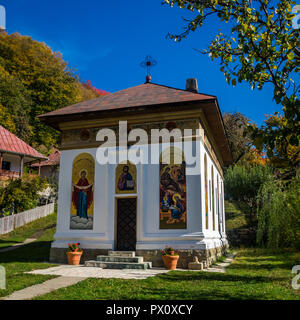 Monastère de Cozia Stanisoara dans le parc national. En automne, Cozia Carpates, Roumanie. Banque D'Images