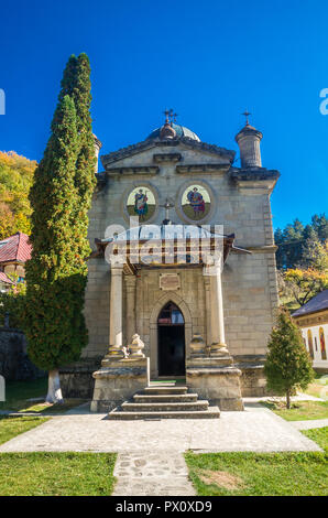 Monastère de Cozia Stanisoara dans le parc national. En automne, Cozia Carpates, Roumanie. Banque D'Images