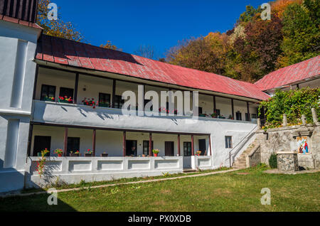 Monastère de Cozia Stanisoara dans le parc national. En automne, Cozia Carpates, Roumanie. Banque D'Images
