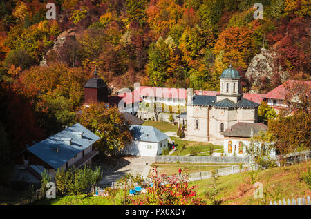 Monastère de Cozia Stanisoara dans le parc national. En automne, Cozia Carpates, Roumanie. Banque D'Images