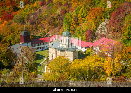 Monastère de Cozia Stanisoara dans le parc national. En automne, Cozia Carpates, Roumanie. Banque D'Images