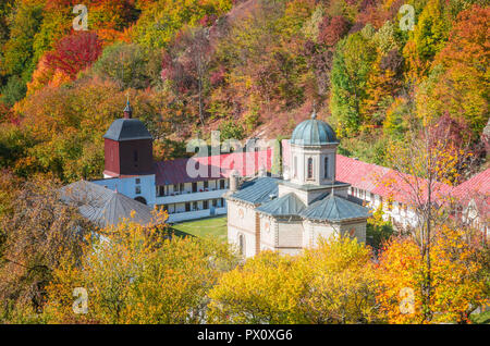 Monastère de Cozia Stanisoara dans le parc national. En automne, Cozia Carpates, Roumanie. Banque D'Images