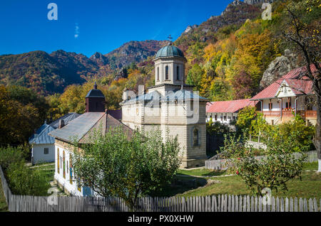Monastère de Cozia Stanisoara dans le parc national. En automne, Cozia Carpates, Roumanie. Banque D'Images