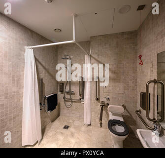 Salle de douche dans la chambre de l'Purcell restauré Queen Elizabeth Hall, Southbank Centre, Londres, Royaume-Uni. Banque D'Images