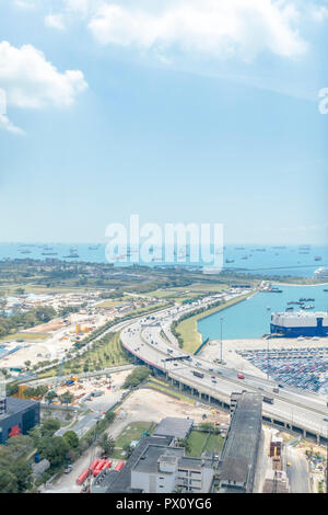 Paysage urbain de Marina au sud, Singapour avec Marina Coastal Expressway (MCE) avec vue sur la mer Banque D'Images