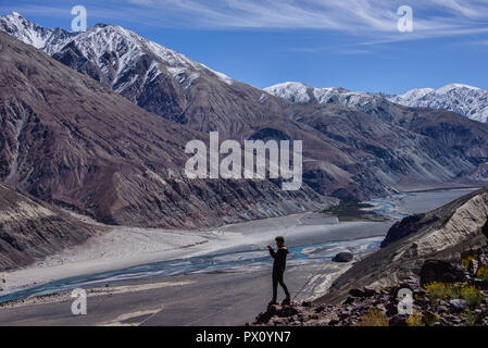 Vue sur la belle rivière Shyok et Karakoram Range, Nubra Valley, Ladakh, Inde Banque D'Images