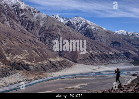 Vue sur la belle rivière Shyok et Karakoram Range, Nubra Valley, Ladakh, Inde Banque D'Images