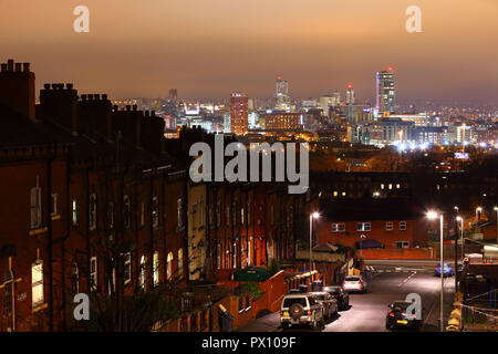 Leeds ancienne et la nouvelle skyline , vu de Beeston Hill. Banque D'Images