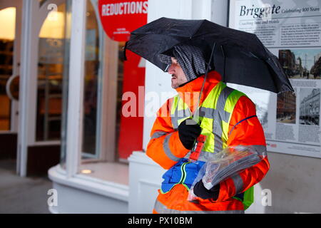 Un sans-abri grande question vendeur sur Briggate dans le centre-ville de Leeds Banque D'Images