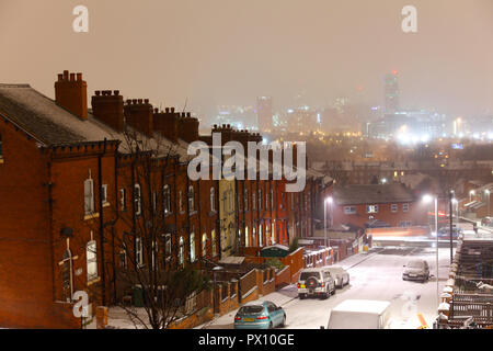 Leeds ancienne et la nouvelle skyline , vu de Beeston Hill. Banque D'Images