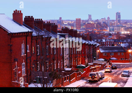 Leeds ancienne et la nouvelle skyline , vu de Beeston Hill. Banque D'Images