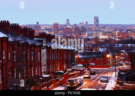 Leeds ancienne et la nouvelle skyline , vu de Beeston Hill. Banque D'Images