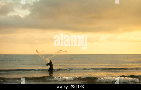 L'Espagnol man fishing net avec de la plage sur la Costa del Azahar, au sud de Valence. Espagne Banque D'Images