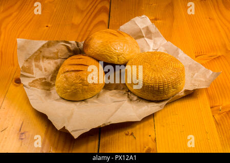 Maison fromage Adyghe national sur une table en bois, Close up Banque D'Images