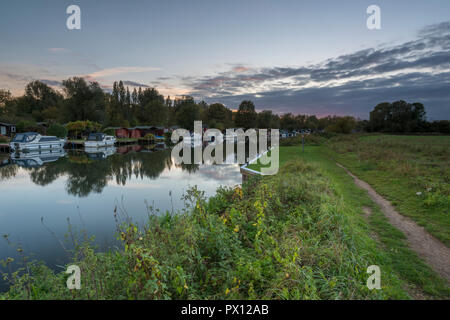 Bateaux amarrés sur le la rivière nene à orton simple ou orton lock à Peterborough, Cambridgeshire. Banque D'Images