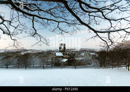 Kirkstall Abbey couvertes de neige à Leeds. Banque D'Images