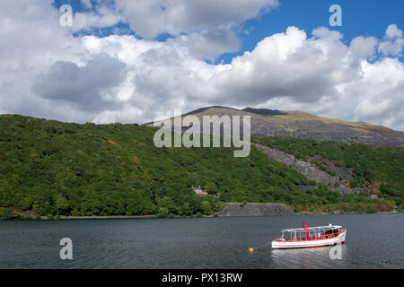 Seren Yr Wyddfa bateau de plaisance sur le lac Llanberis, Llynpadarm vers Elidir Fawr Banque D'Images