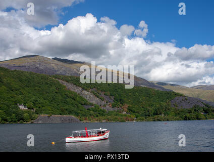 Seren Yr Wyddfa bateau de plaisance sur le lac Llanberis, Llynpadarm vers Elidir Fawr Banque D'Images